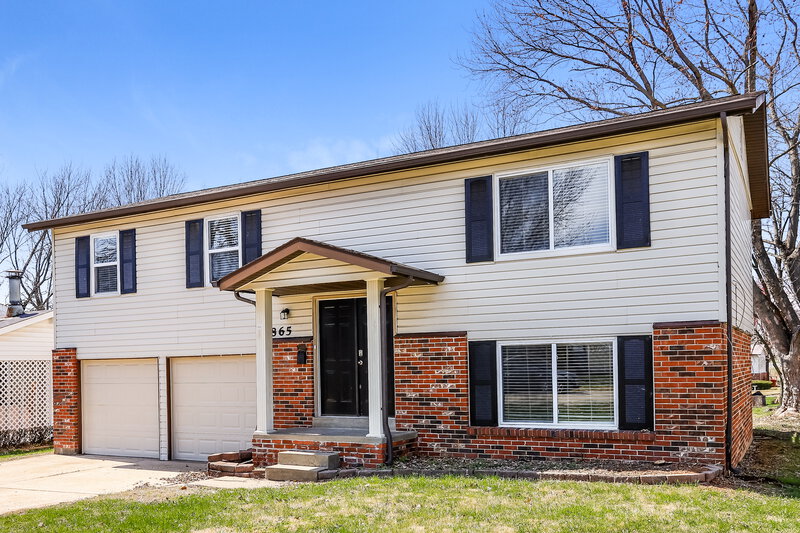 2,170/Mo, 1865 Battlefield Dr Florissant, MO 63031 Front View