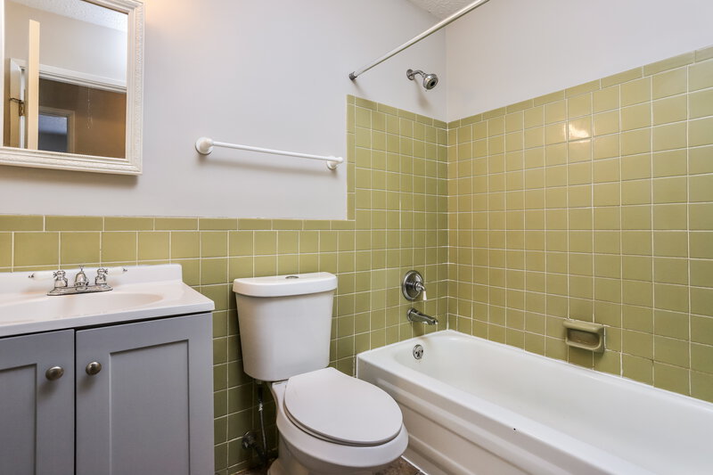 2,170/Mo, 1865 Battlefield Dr Florissant, MO 63031 Bathroom View