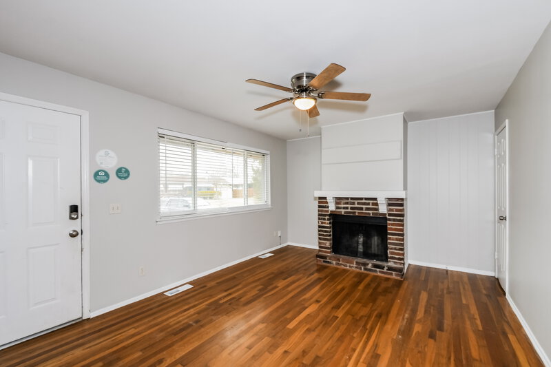 2,060/Mo, 7244 Tannoia Dr Hazelwood, MO 63042 Living Room View 2