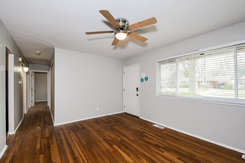 2,060/Mo, 7244 Tannoia Dr Hazelwood, MO 63042 Living Room View 3