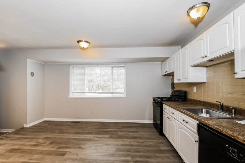 2,060/Mo, 7244 Tannoia Dr Hazelwood, MO 63042 Dining Room View