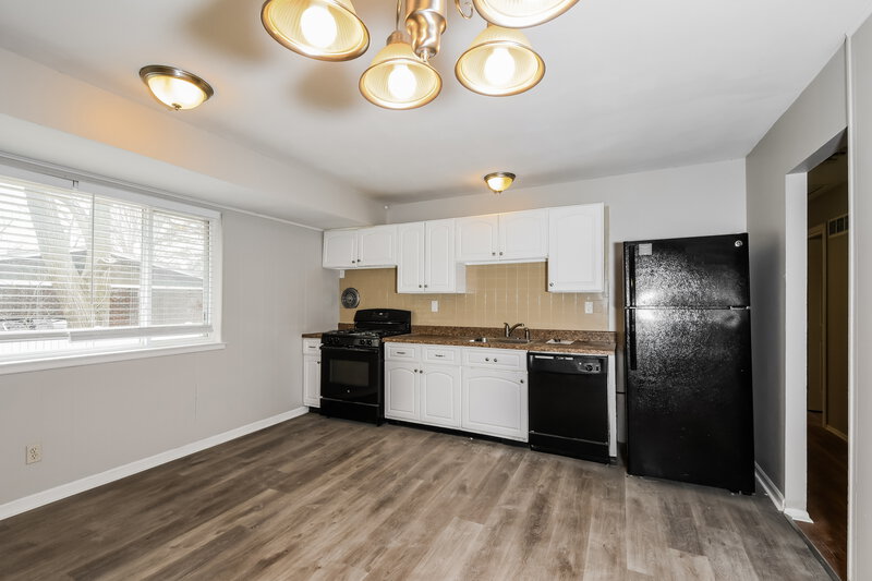 2,060/Mo, 7244 Tannoia Dr Hazelwood, MO 63042 Kitchen View 2