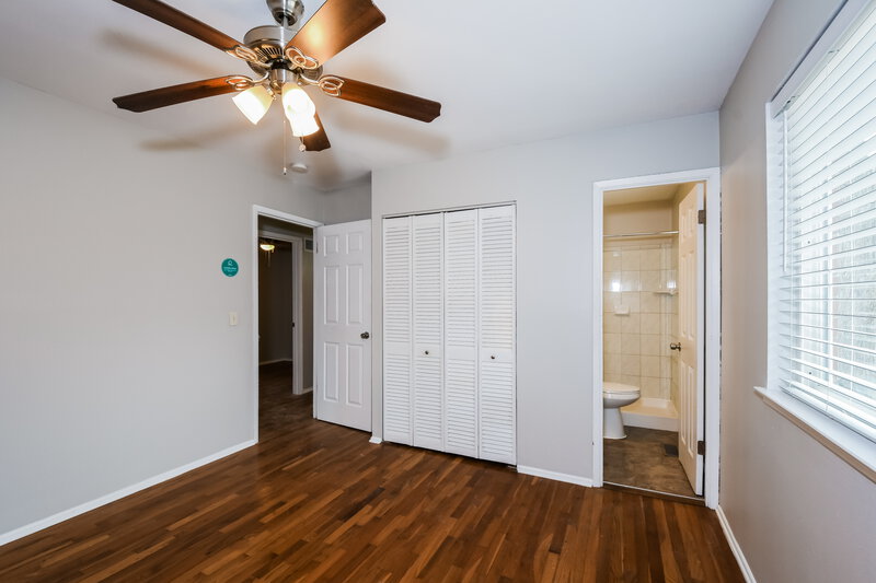 2,060/Mo, 7244 Tannoia Dr Hazelwood, MO 63042 Main Bedroom View 2