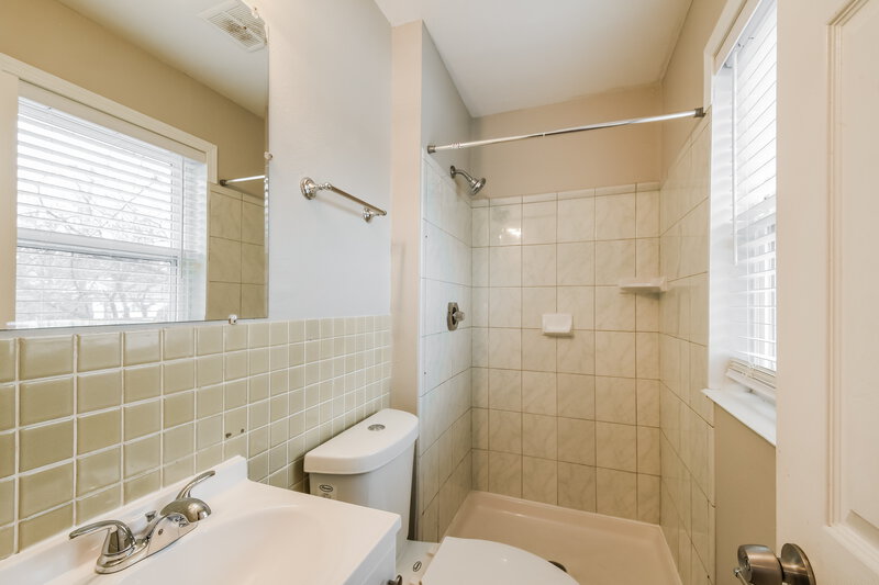 2,060/Mo, 7244 Tannoia Dr Hazelwood, MO 63042 Main Bathroom View