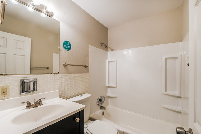 2,060/Mo, 7244 Tannoia Dr Hazelwood, MO 63042 Bathroom View