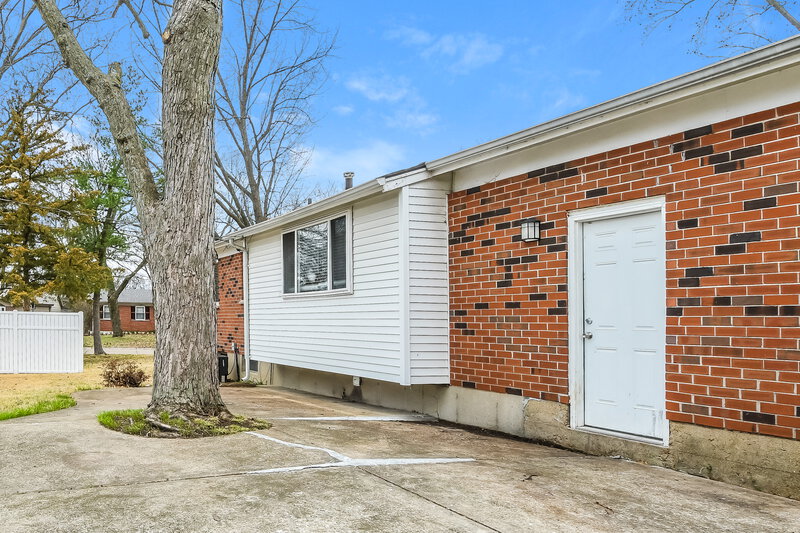 2,060/Mo, 7244 Tannoia Dr Hazelwood, MO 63042 Rear View