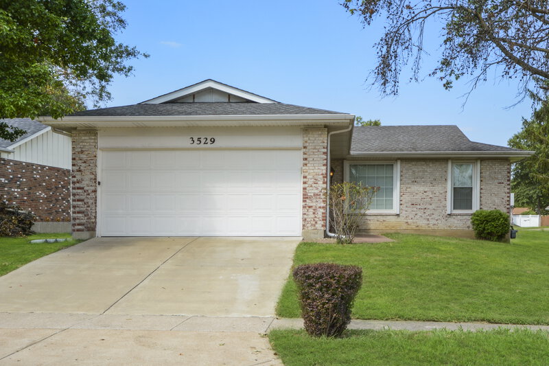 2,450/Mo, 3529 Whispering Woods Dr Florissant, MO 63031 External View