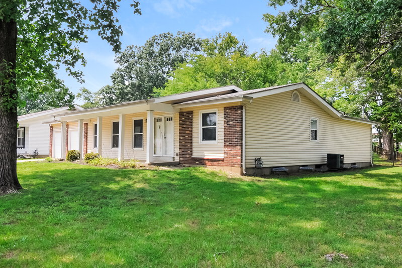 1,775/Mo, 1615 Leisure Dr Florissant, MO 63031 Front View