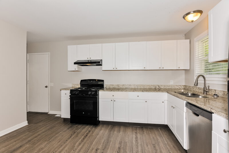 1,775/Mo, 1615 Leisure Dr Florissant, MO 63031 Kitchen View 2