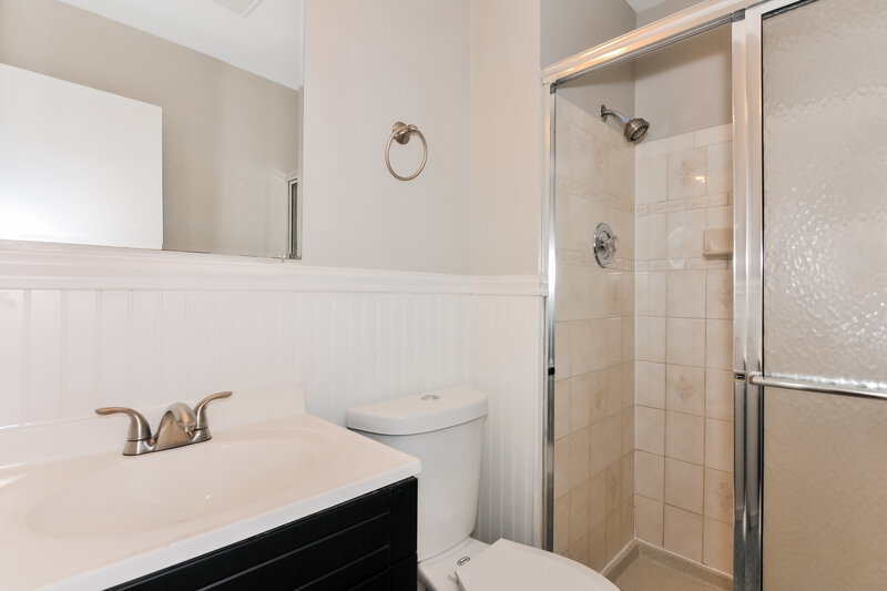 1,775/Mo, 1615 Leisure Dr Florissant, MO 63031 Main Bathroom View