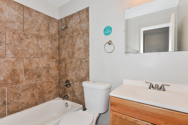 1,775/Mo, 1615 Leisure Dr Florissant, MO 63031 Bathroom View