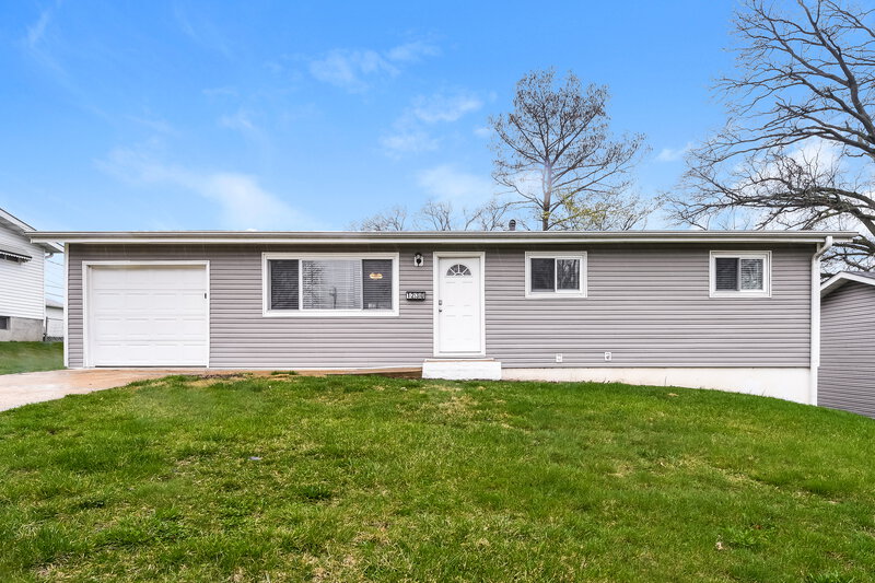 1,650/Mo, 1230 Acredale Dr Florissant, MO 63033 External View