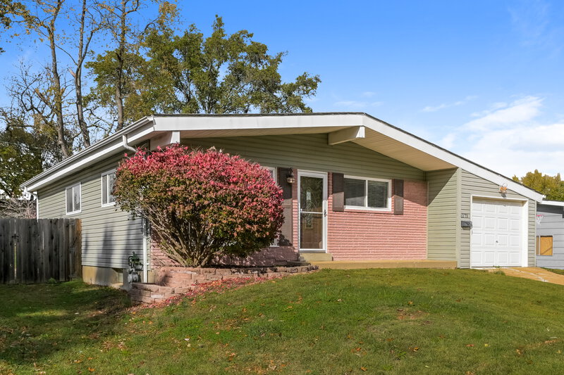 2,100/Mo, 1275 Mallard Ln Florissant, MO 63031 Front View