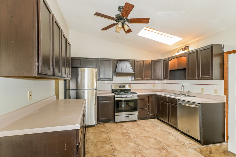 2,100/Mo, 1275 Mallard Ln Florissant, MO 63031 Kitchen View