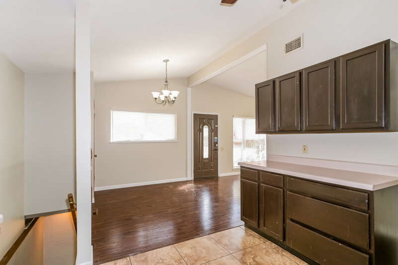2,100/Mo, 1275 Mallard Ln Florissant, MO 63031 Kitchen View 2