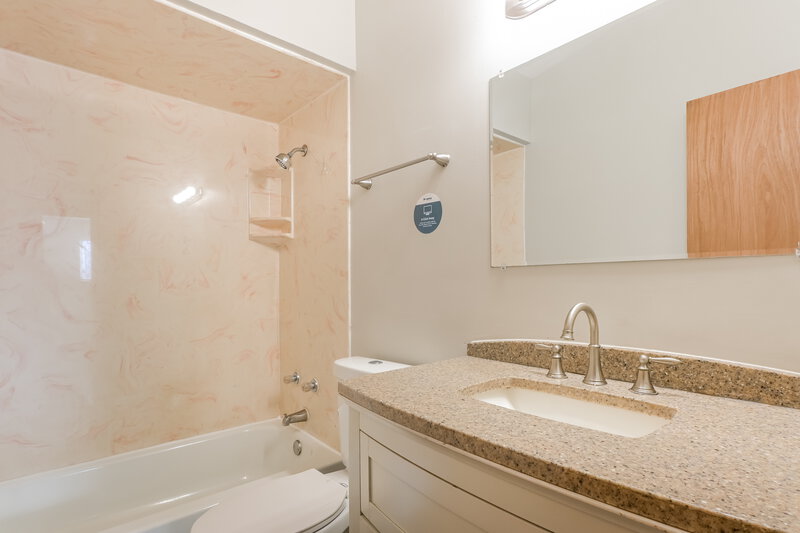 2,100/Mo, 1275 Mallard Ln Florissant, MO 63031 Bathroom View