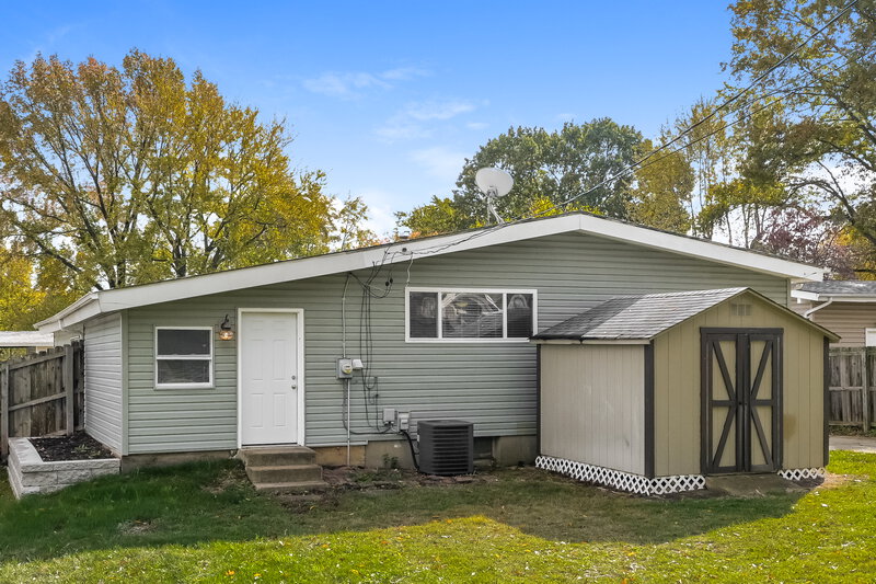 2,100/Mo, 1275 Mallard Ln Florissant, MO 63031 Rear View 2