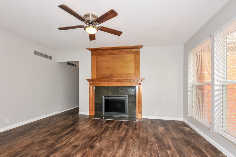 2,405/Mo, 13 Cricket Ct Florissant, MO 63033 Living Room View