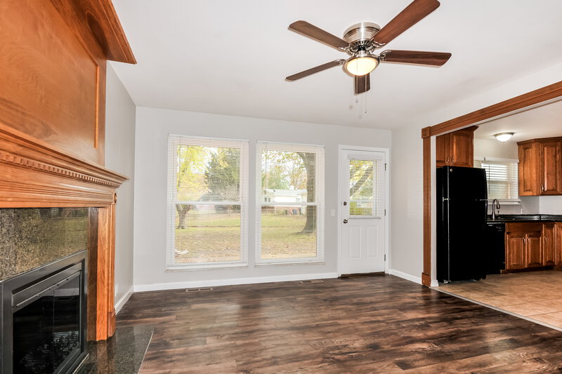 2,405/Mo, 13 Cricket Ct Florissant, MO 63033 Living Room View 2