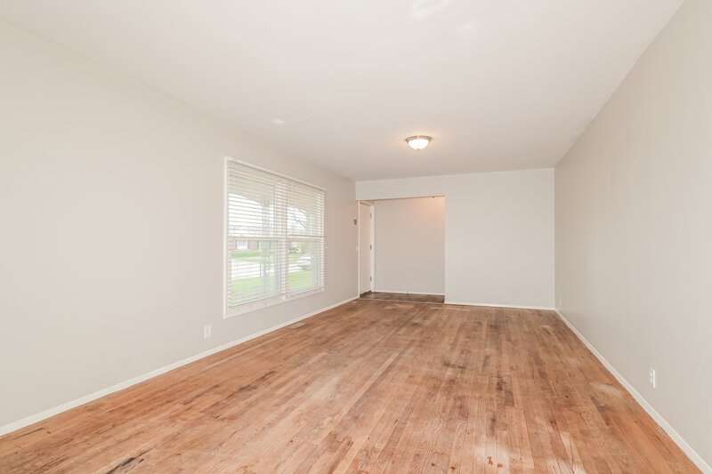 2,695/Mo, 13 Cricket Ct Florissant, MO 63033 Living Room View 2