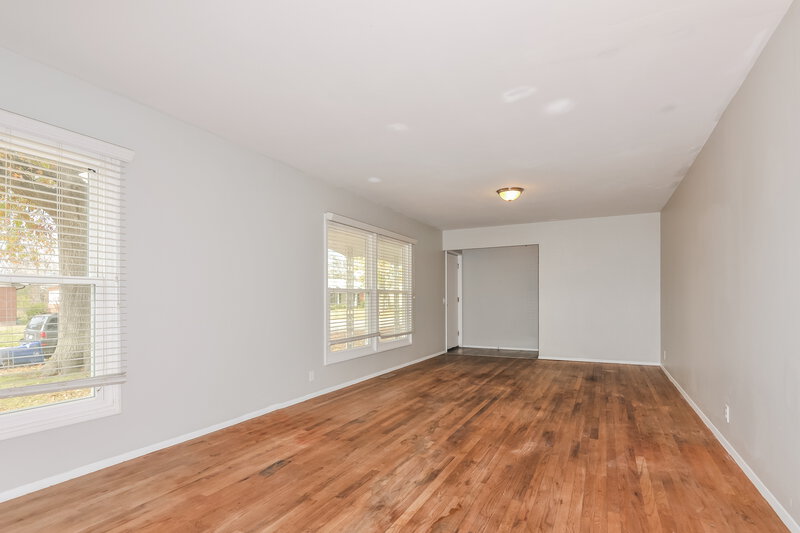 2,405/Mo, 13 Cricket Ct Florissant, MO 63033 Family Room View 2