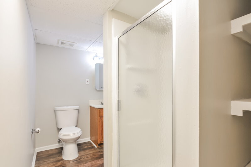 2,405/Mo, 13 Cricket Ct Florissant, MO 63033 Main Bathroom View