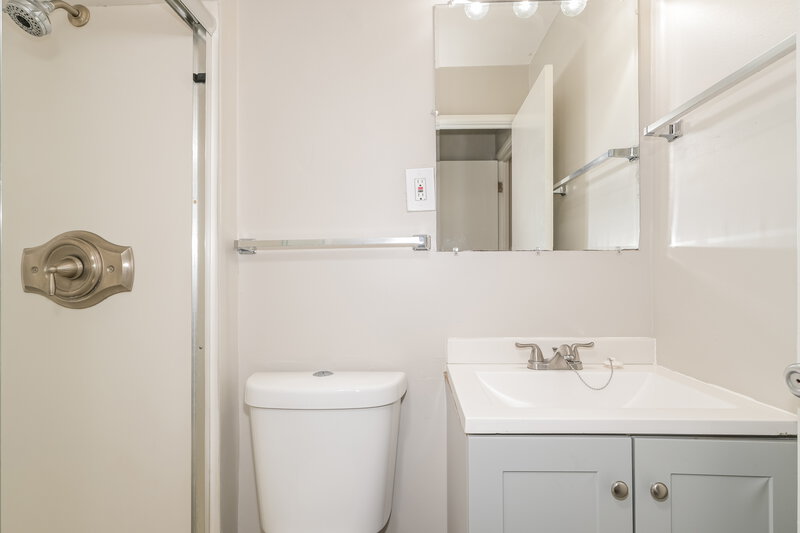 2,695/Mo, 13 Cricket Ct Florissant, MO 63033 Main Bathroom View