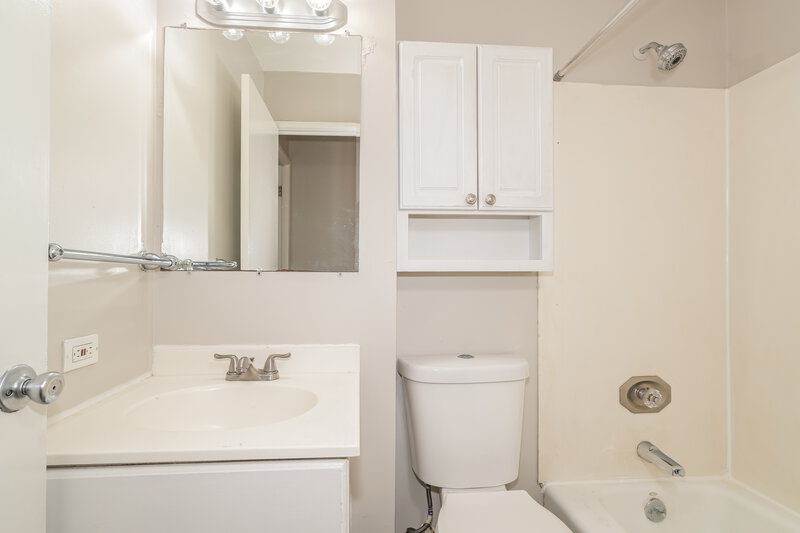 2,695/Mo, 13 Cricket Ct Florissant, MO 63033 Bathroom View