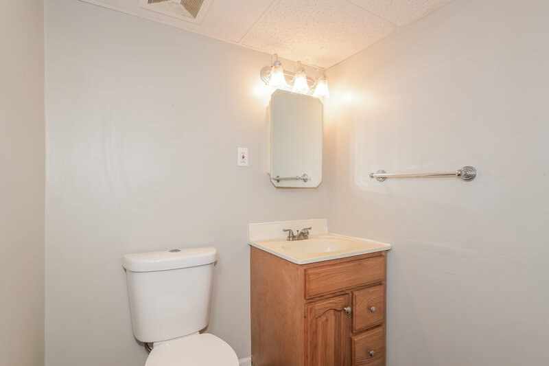 2,695/Mo, 13 Cricket Ct Florissant, MO 63033 Bathroom View 2
