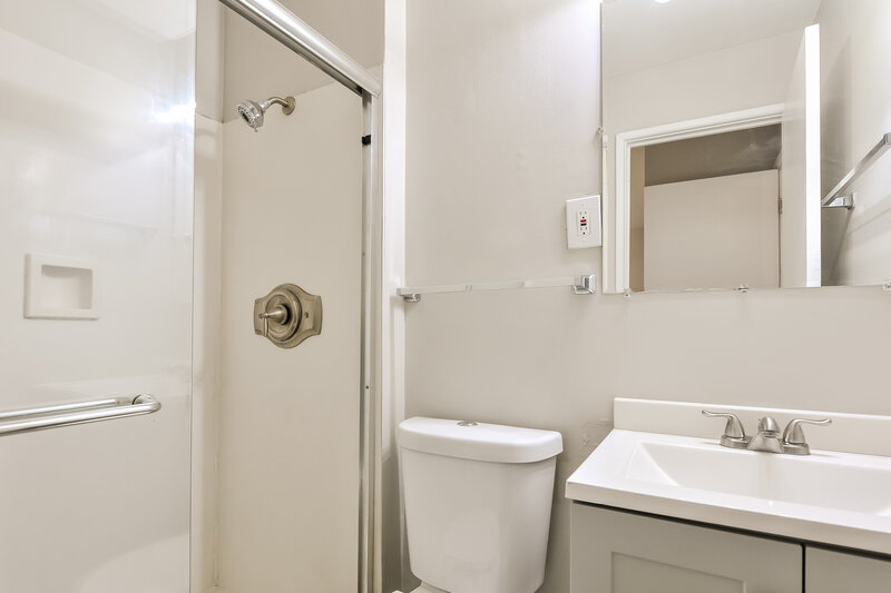 2,405/Mo, 13 Cricket Ct Florissant, MO 63033 Bathroom View