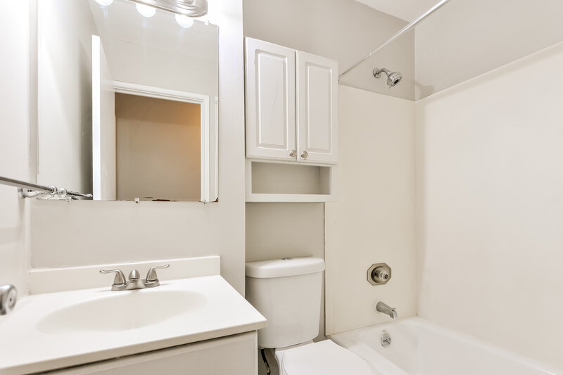 2,405/Mo, 13 Cricket Ct Florissant, MO 63033 Bathroom View 2