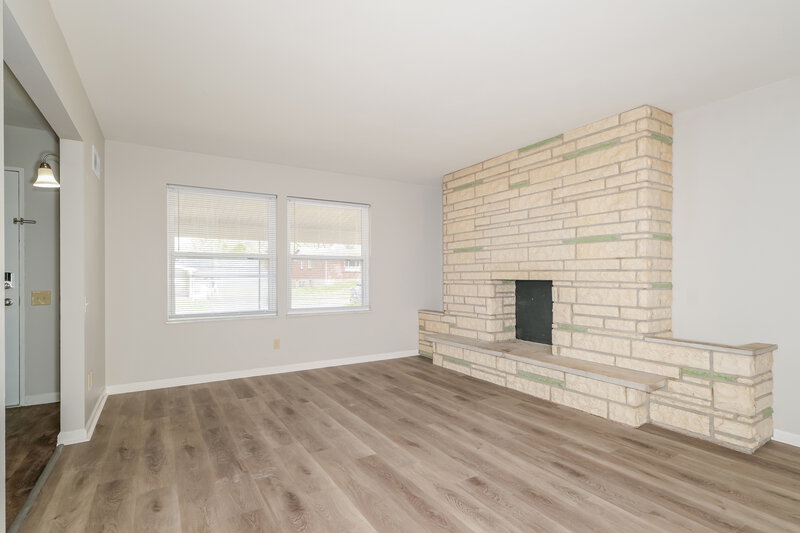 0/Mo, 2544 Netherton Dr St. Louis, MO 63136 Living Room View 2