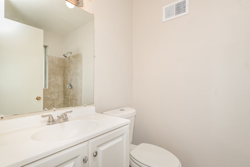 0/Mo, 2544 Netherton Dr St. Louis, MO 63136 Main Bathroom View