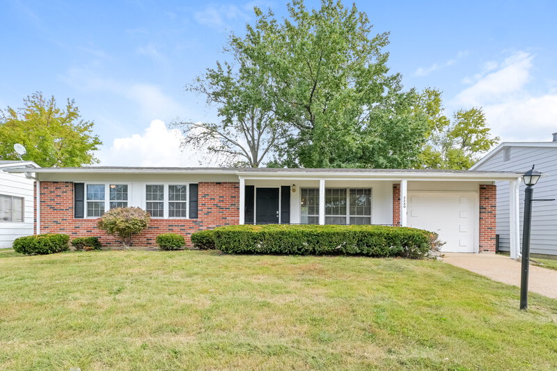 1,880/Mo, 2250 Briarcrest Dr Florissant, MO 63033 External View