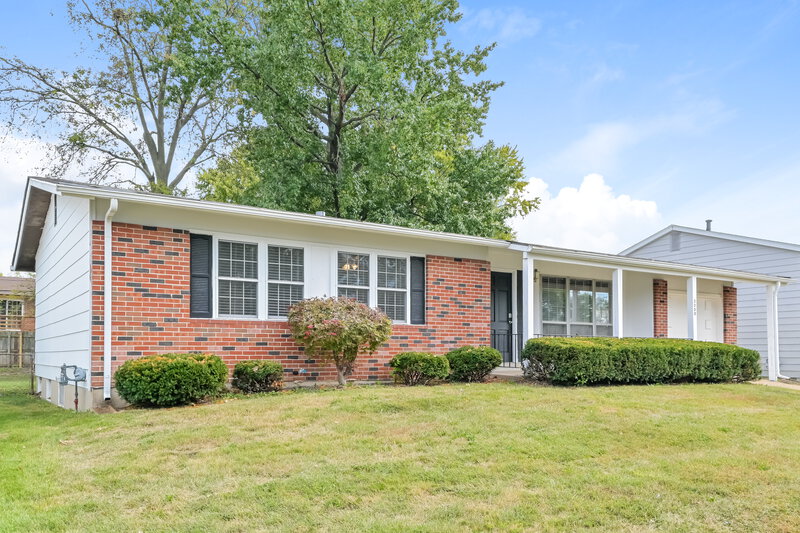 1,880/Mo, 2250 Briarcrest Dr Florissant, MO 63033 Front View