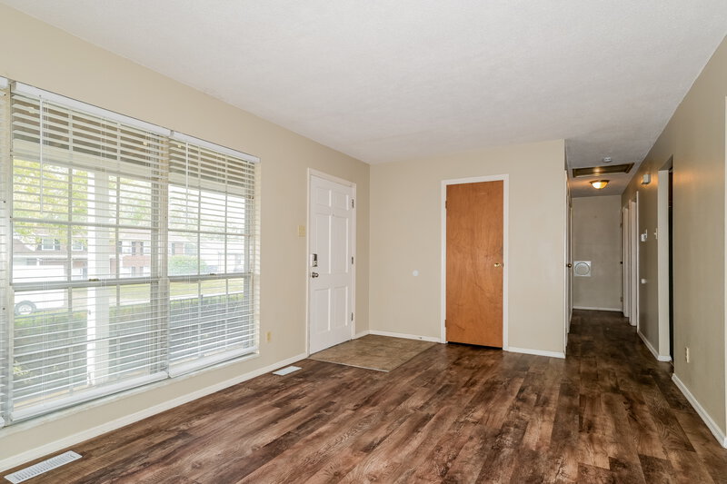 1,880/Mo, 2250 Briarcrest Dr Florissant, MO 63033 Living Room View 2