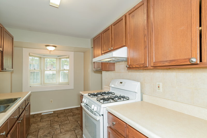 1,880/Mo, 2250 Briarcrest Dr Florissant, MO 63033 Kitchen View
