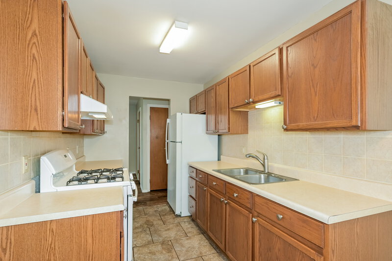 1,880/Mo, 2250 Briarcrest Dr Florissant, MO 63033 Kitchen View 2