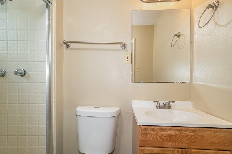 1,880/Mo, 2250 Briarcrest Dr Florissant, MO 63033 Main Bathroom View