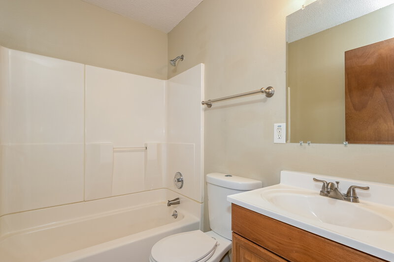 1,880/Mo, 2250 Briarcrest Dr Florissant, MO 63033 Bathroom View