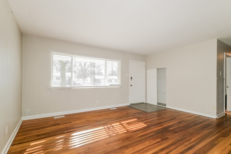 1,790/Mo, 1135 Penhurst Dr Florissant, MO 63033 Living Room View 2