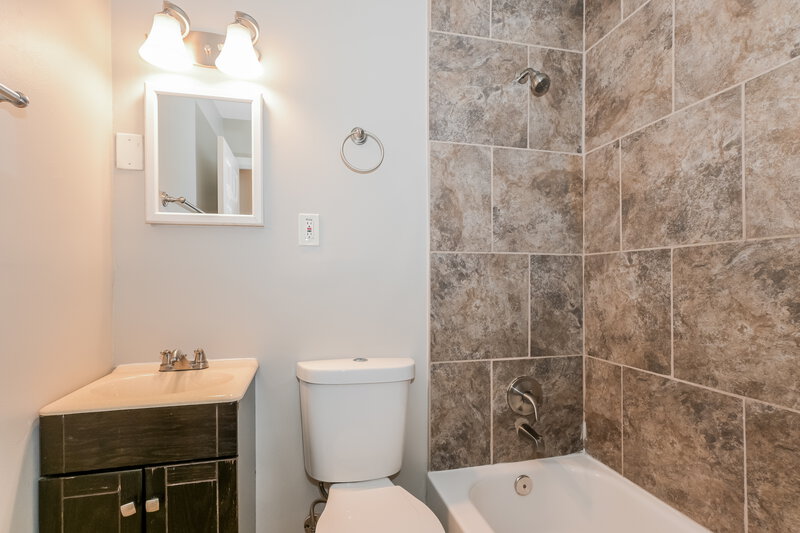 1,790/Mo, 1135 Penhurst Dr Florissant, MO 63033 Bathroom View