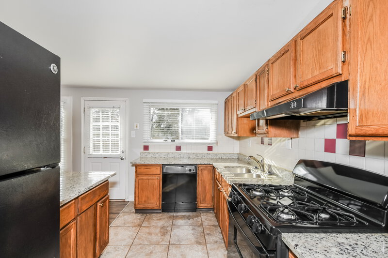 1,220/Mo, 850 Pebble Ln Florissant, MO 63033 Kitchen View 2