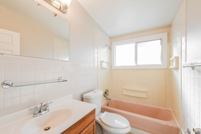 1,220/Mo, 850 Pebble Ln Florissant, MO 63033 Bathroom View