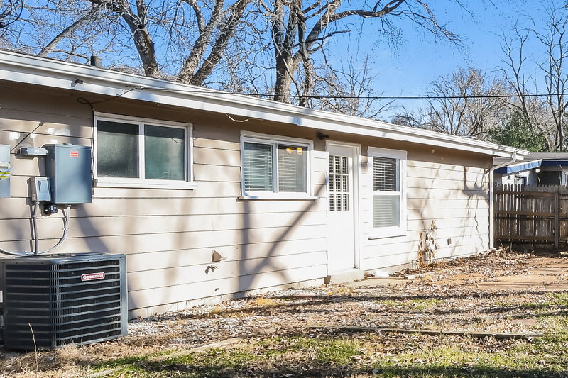 1,220/Mo, 850 Pebble Ln Florissant, MO 63033 Rear View 2