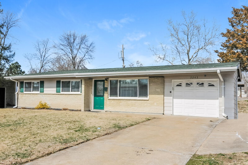 1,390/Mo, 2245 Oriole Dr Florissant, MO 63033 External View