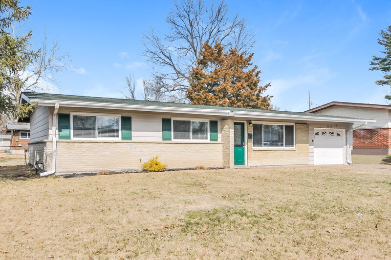 1,390/Mo, 2245 Oriole Dr Florissant, MO 63033 Front View