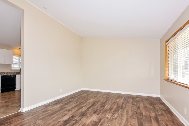 1,390/Mo, 2245 Oriole Dr Florissant, MO 63033 Living Room View