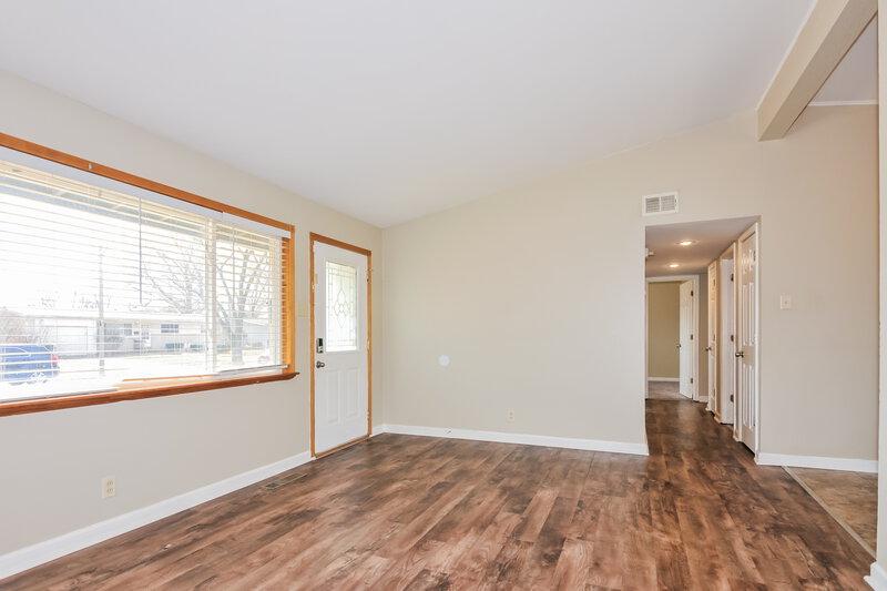 1,390/Mo, 2245 Oriole Dr Florissant, MO 63033 Living Room View 2