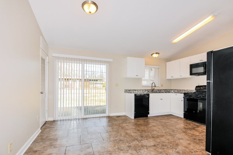 1,390/Mo, 2245 Oriole Dr Florissant, MO 63033 Dining Room View